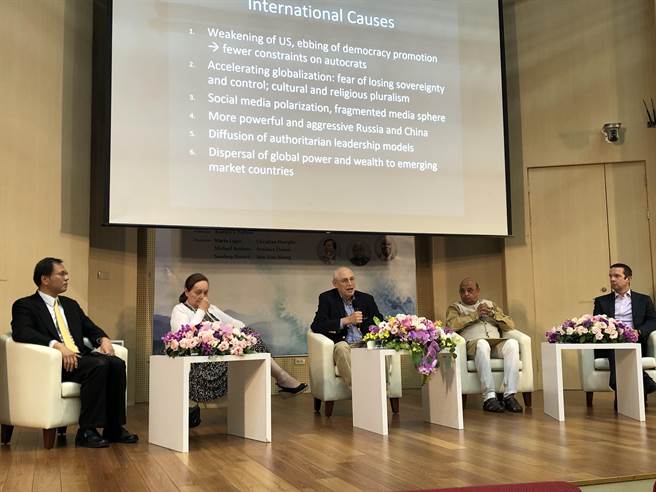 美国哥伦比亚大学政治学教授黎安友（中）担任会议圆桌论坛主持人。（朱绍圣摄）