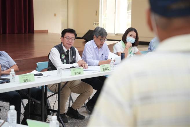 台南农民抗议农损救助标准不公平，立委郭国文（左一）邀集农政官员下乡座谈。（郭国文服务处提供／张毓翎台南传真）