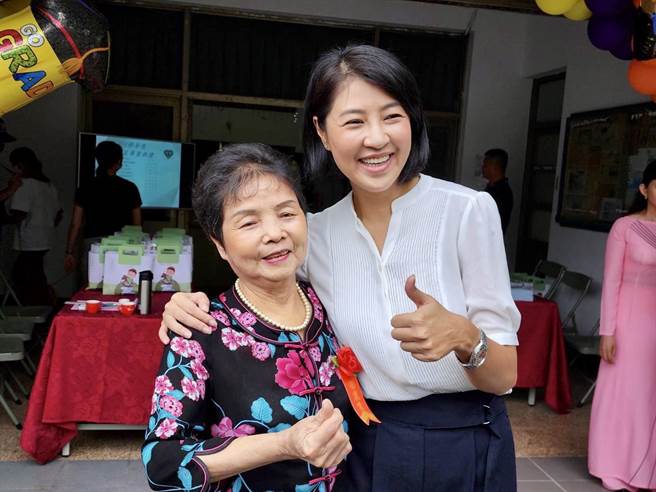 80岁邱张圆妹受邻居新住民姐妹鼓励就读国姓国中补校，13日受南投县长许淑华（右）亲自颁发毕业证书很开心。（杨静茹摄）
