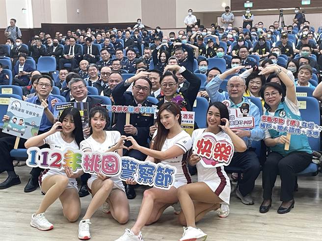 桃园市警察局13日庆祝警察节，有86位优秀警察人员获奖。（赖佑维摄）