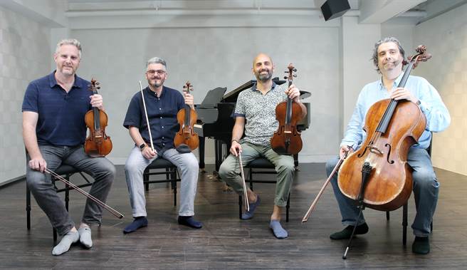 义大利室内乐团「克里蒙纳四重奏」（Quartetto di Cremona）本周在台演出，特别的是，此次特别向奇美博物馆商借不轻易离馆的两把馆藏名琴，尼可拉．阿玛蒂小提琴和安德烈．阿玛蒂中提琴；加上自义大利远渡来台的的尼可拉．阿玛蒂小提琴，以及由艾科斯基金会出借的多姆．尼可拉．阿玛蒂大提琴，四把义大利传奇制琴家族的名琴，在台同台演出。（赵双杰摄）