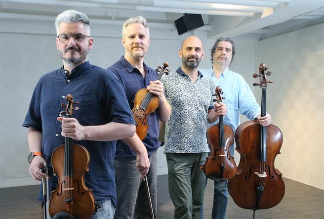 义大利室内乐团「克里蒙纳四重奏」（Quartetto di Cremona），创团23年，本周在台演出。第一小提琴成员克里斯安诺（Cristiano Gualco，左二）认为，室内乐的精神在于，既是一种民主的讨论，但又不是妥协。（赵双杰摄）
