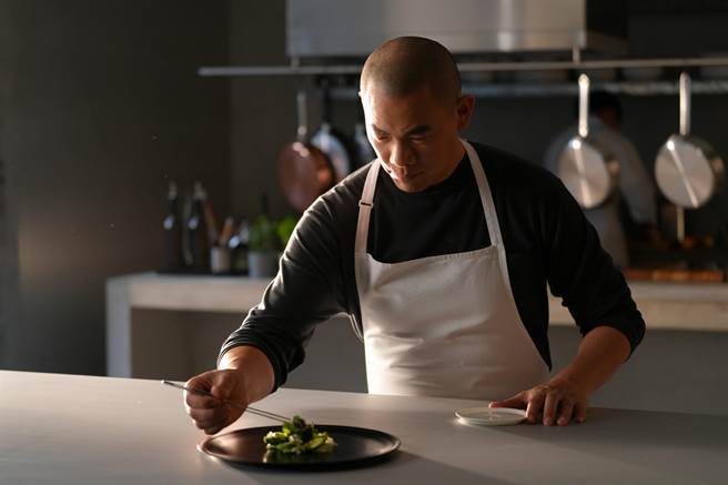 国际名厨江振诚为了维持工作热忱，靠「桂格无添加糖养气人蔘」补元气。（桂格提供）