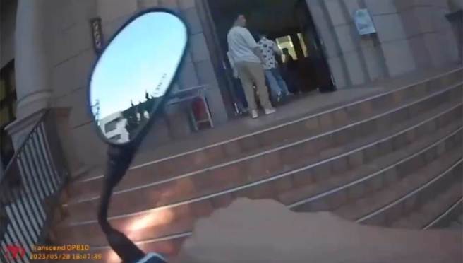 警方看见可疑男子逃进教堂，因此上前追捕。（警方提供）