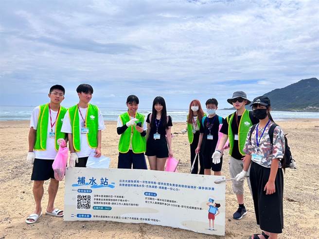 新北市少年培力园36名少年10日到福隆龙门旧社沙滩净滩，竟发现中一块向大家宣导「要环保」的大型垃圾。（新北市少年培力园提供）