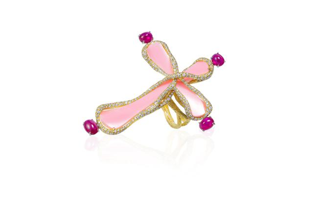CINDY CHAO「一五一十让爱聚首」慈善珠宝胭脂贝珍珠戒指。（CINDY CHAO提供）