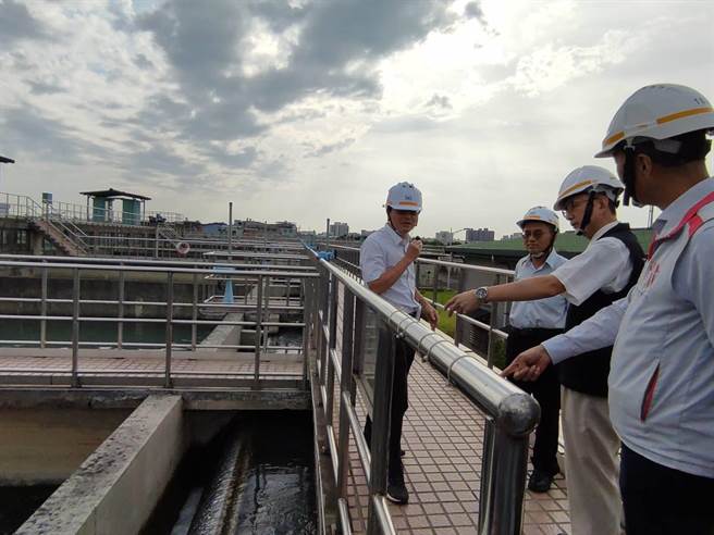 桃园市副市长王明鉅13日下午前往视察大湳给水厂復水进度。（赖佑维摄）