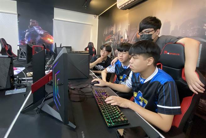 教练宋邦齐（后）和队长刘羽宸（右一）及选手们加紧练习，下一战希望拿下LSC第六届英雄联盟校园联赛的冠军。（陈淑娥摄）