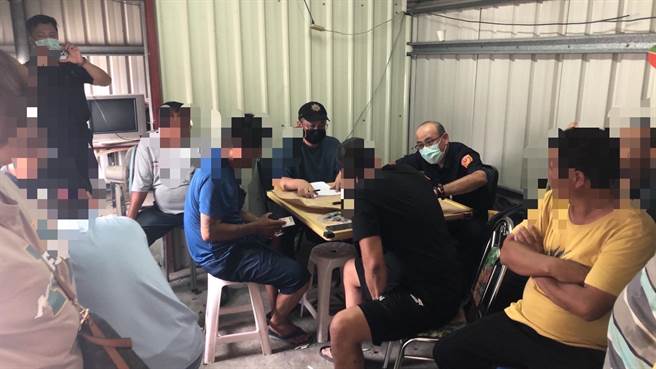 台南市警察局学甲分局日前查缉赌场，在现场清查赌客身分时，发现一名「熟客」。（读者提供／张毓翎台南传真）