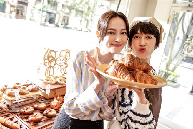 姚以缇（左）捧场刘奕儿的「蝴蝶麵包」。（三立提供）