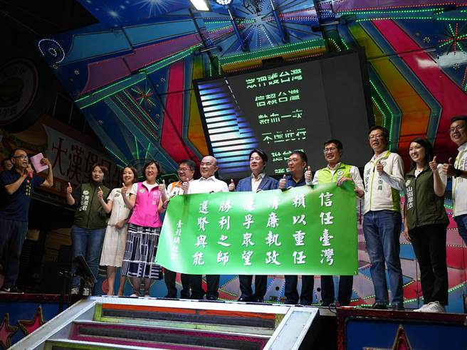 民进党总统参选人、副总统赖赖清德今晚在前行政院长苏贞昌以及在地民代的陪同下，前往台北镇北宫参加千岁祝寿大典。(黄敬文摄)