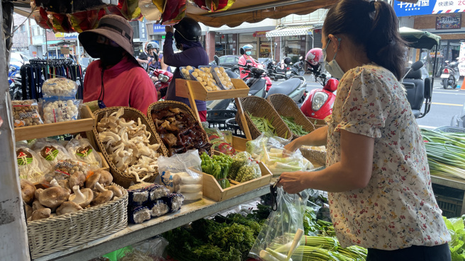 一名人妻抱怨，自己要負責煮飯給全家7口吃，但每餐的菜錢僅有300元。（示意圖，非本文當事人／蕭嘉蕙攝）