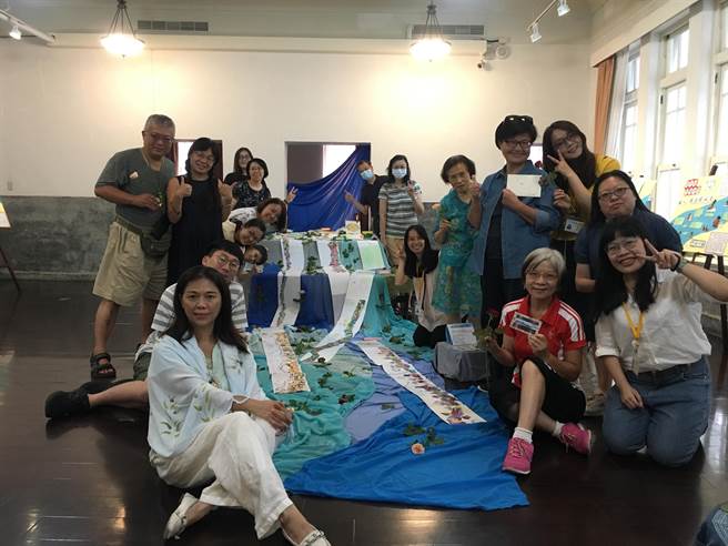 家照服务美术创作课程成果发表会合影。（喜憨儿基金会提供／林雅惠传真）