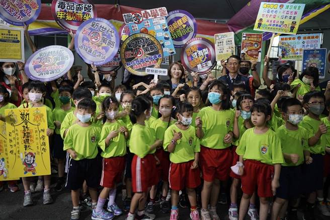 屏東縣長周春米參加警察節活動，與小朋友合照。(屏縣府提供)