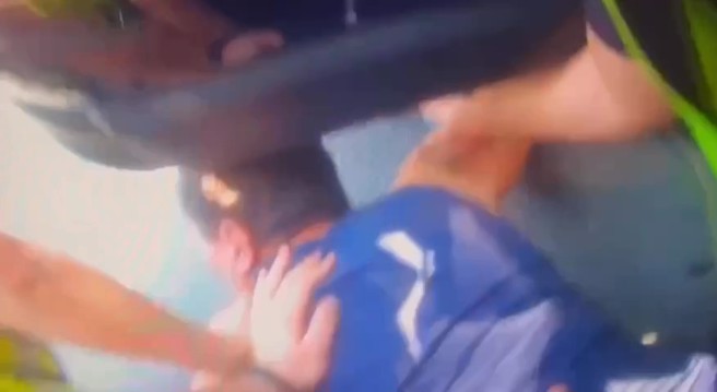 员警依社会秩序维护法将王男带返管束，过程中王男抵抗拒绝上车，员警依法对王男上铐执行保护管束。（翻摄画面）