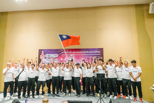 中华壮年足球在2023第15届壮年世界杯足球邀请赛，以第5名获得泰国杯奖杯。（中华民国大师运动协会提供）