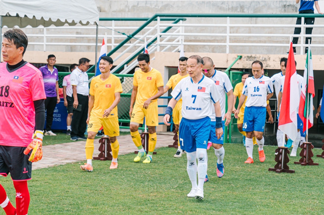 中华壮年足球队领队兼球员龚元高（7号）获得获得大会MVP。（中华民国大师运动协会）
