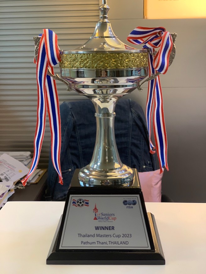 壮年世界杯足球邀请赛泰国杯奖杯。（中华民国大师运动协会提供）