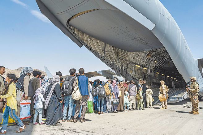 根据美国媒体《信使报》13日的报导指出，因为担心台海紧张局势升级，美国政府正制定在台美侨撤离计画。但白宫国安会战略沟通协调官柯比强调表示，目前没有迹象表明需要重新考虑这项政策。图为美军阿富汗撤离行动的画面。（美联社）