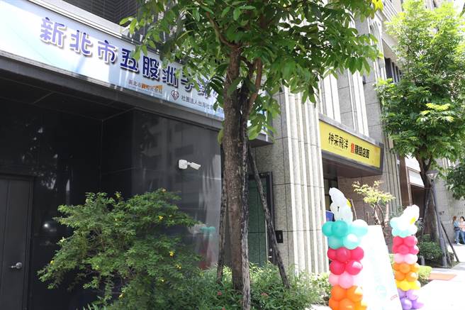 五股洲子洋小作所是利用民间企业回馈的公益空间所设立。（社会局提供）