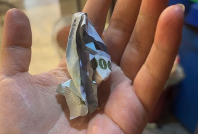 店员收到顾客「揉成一团纸钞」，竟是后还被该顾客留负评，造成他被公司扣薪水。（翻摄自脸书爆怨公社）