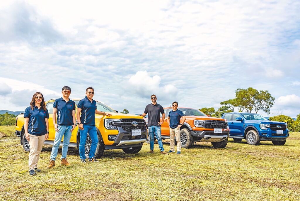 Ford Ranger全新陣容分別為Wildtrak（環日橘）、Raptor（Code Orange）、XLT（雷霆藍），左起為福特六和汽車品牌經理張倍禎、行銷處長沈仁偉、營銷服務副總經理黃煌文、Ford Performance Australia助理總工程師Patrick McConchie、產品開發處處長黃泰霖。（福特六和提供）