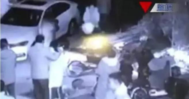 大陆一名女子违规停车挡住社区出入口，几小时后现身态度嚣张惨遭殴打。（图／翻摄自微博）