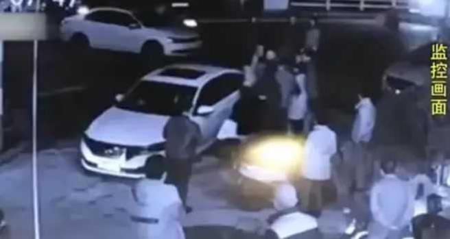 三宝女驾驶直接停在社区出入口，最后惨被8人殴打。（图／翻摄自微博）