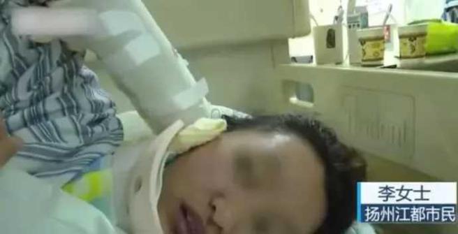 女子被打到全身骨折卧病在床。（图／翻摄自微博）
