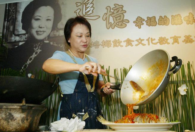 程安琪继承母亲衣钵，重现傅培梅最爱的「糖醋全鱼」，追忆母亲创造的幸福滋味。（图／报系资料照）