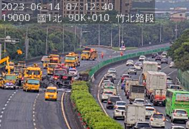 上班族注意！国1北上竹北段「火烧车」，全线封闭处理中。(翻摄高速公路1968)