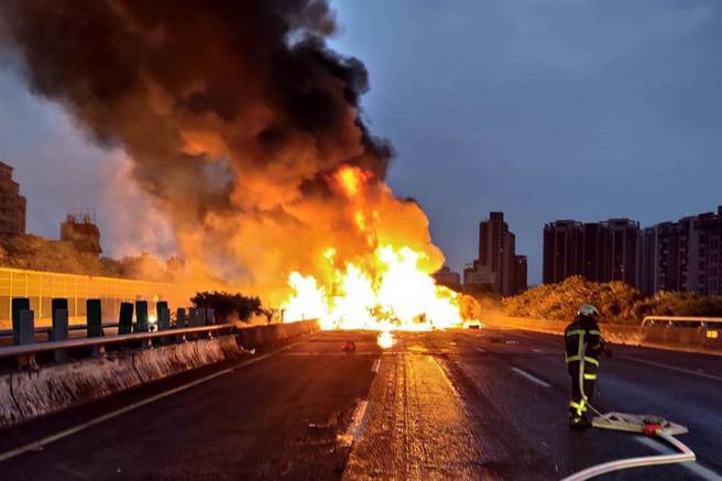 国1北上竹北路段火烧车现场。（新竹县消防局提供／罗浚滨新竹传真）