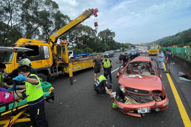 国3关西路段发生2车车祸4人受伤现场。（新竹县消防局提供／罗浚滨新竹传真）