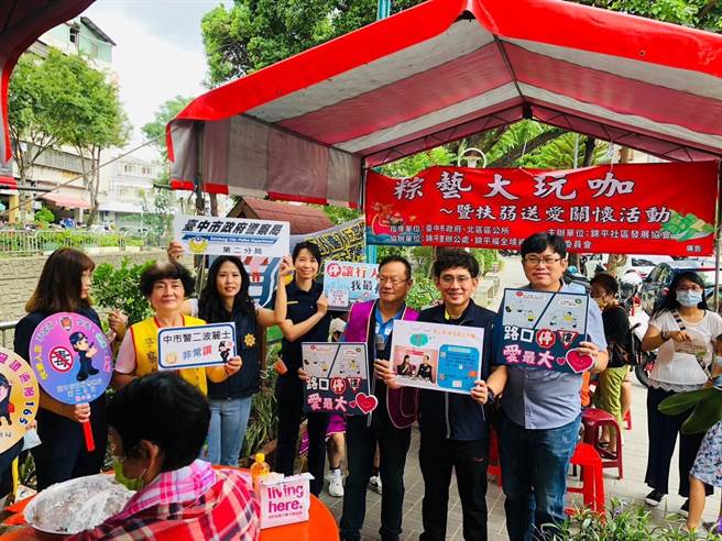 趁着端午佳节将至，台中市第二警分局深入社区进行交安宣导。（台中市第二警分局提供／冯惠宜台中传真）