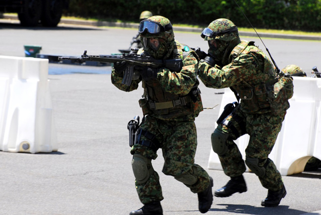 日本自卫队14日惊传枪击事件，3人中弹。图为日本陆上自卫队训练画面。（资料照／shutterstock）