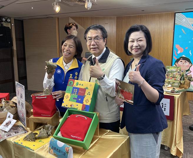 台南市政府观光旅游局举办「肉粽也有米其林、正港南部粽米糕伫遮」记者会，邀请推出限定端午商品的台南饭店业者现场展示。（洪荣志摄）