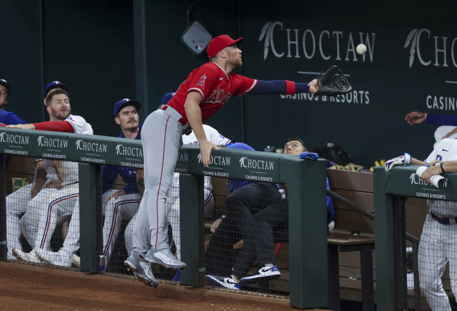 祖瑞尝试在界外区接杀飞球。（路透）