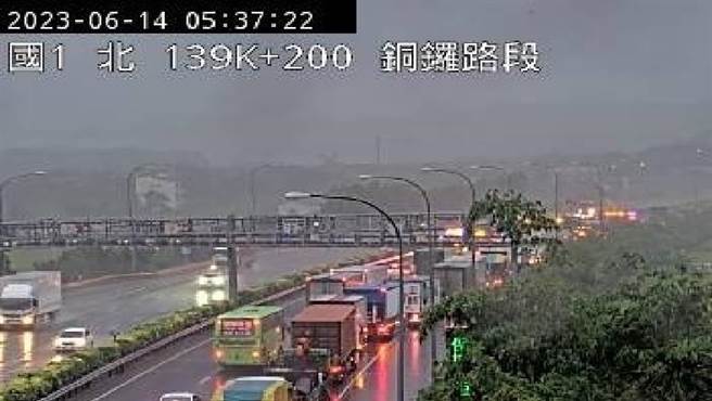 国道1号北上138.2公里苗栗县铜锣路段今天清晨发生8车追撞事故。（翻摄照片／李京升苗栗传真）