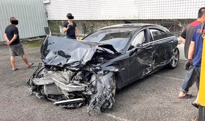 女驾驶车辆车头全毁。（民眾提供／李京升苗栗传真）