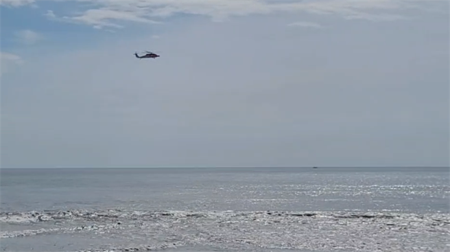 一名年约30至40岁的男子昨下午1时许扛着单车欲横渡花莲溪出海口海床，却不幸遭大浪卷走，搜救人员今上午持续搜找男子下落。（民眾提供／罗亦晽花莲传真）