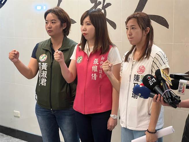 陈乃瑜（右一）今在脸书发文指称曾遭C名嘴性骚扰。（王扬杰摄）