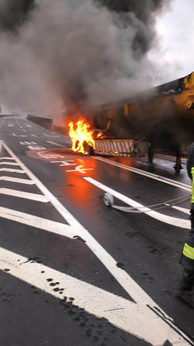 砂石车轮胎窜出火苗。（民眾提供／李京升苗栗传真）