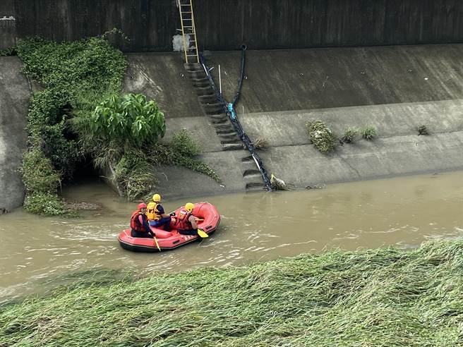 搜救人员已沿着大排沿岸搜寻中，但水质黄浊、水势湍急，增加救援难度。（嘉义县消防局提供∕吕妍庭嘉义传真）
