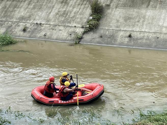 搜救人员已沿着大排沿岸搜寻中，但水质黄浊、水势湍急，增加救援难度。（嘉义县消防局提供∕吕妍庭嘉义传真）