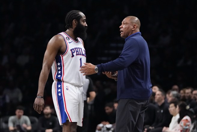 瑞弗斯(右)认为哈登在季后赛很容易被对方针对。(路透资料照)