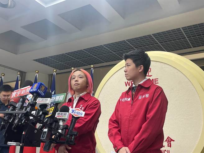 社民黨台北市議員苗博雅（右）喊出「非藍大聯盟」，並與民進黨合作，出戰第六選區（大安）立委，對戰國民黨前台北市議員羅智強。（劉彥宜攝）