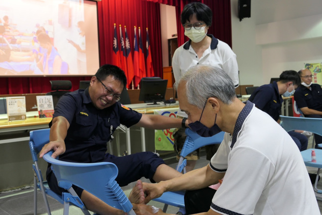台南市酵母社會關懷協進會指導員警專業足部反射健康法。(永康分局提供)