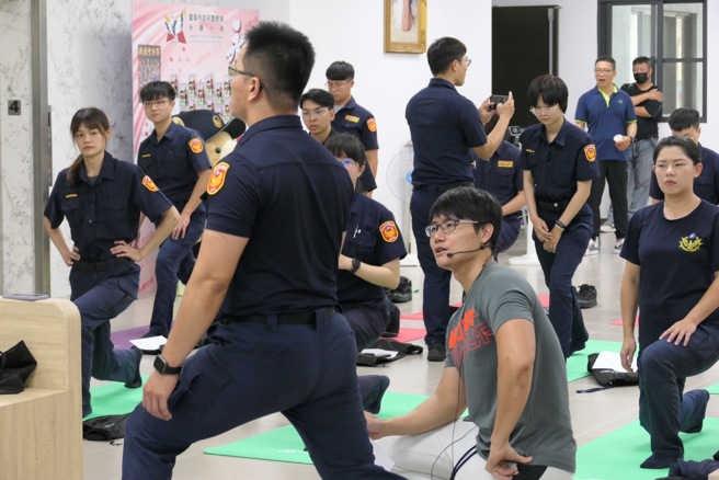 永康警專屬的瑜珈墊相當新奇，還特別利用分局常訓邀請帥氣又專業的健身教練搭配體態姣好女性員警進行瑜珈及重訓示範，讓今年的警察節多元又精彩。(永康分局提供)