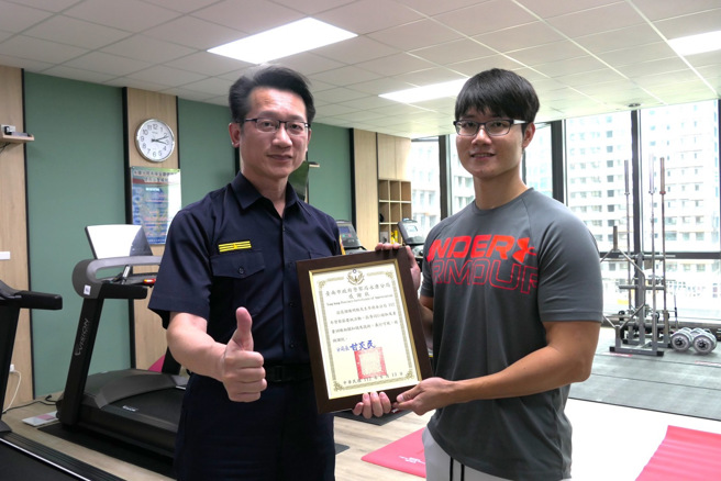 永康分局長甘炎民期盼將正確健康紓壓觀念送給大家，照顧員警身心健康。(永康分局提供)