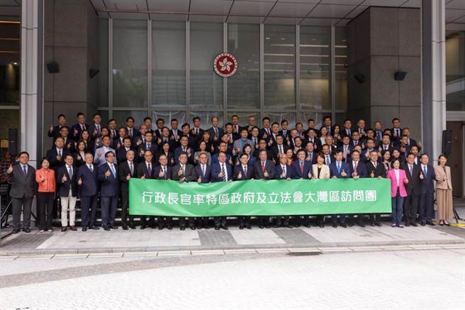 图为4月21日，香港特首李家超率领由特区官员及立法会议员组成的访问团，出发访问粤港澳大湾区等大陆城市。（中新社资料照片）